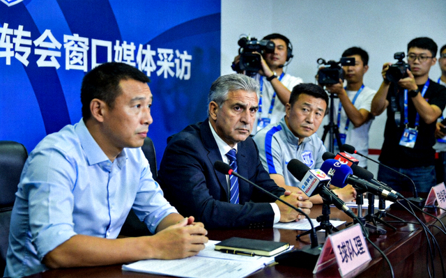 球队管理层在转会窗口期间接受媒体采访的场景